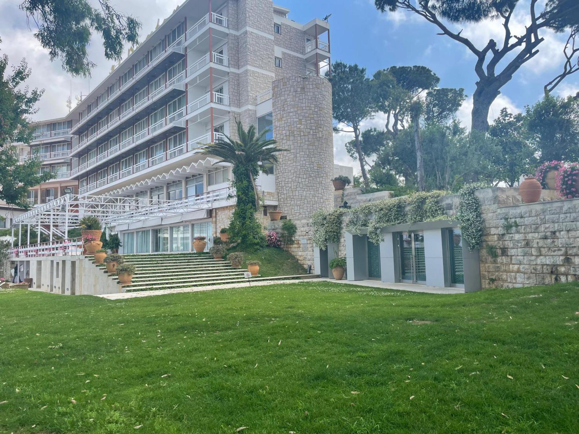 Hotel Al Bustan Beit Mery Buitenkant foto